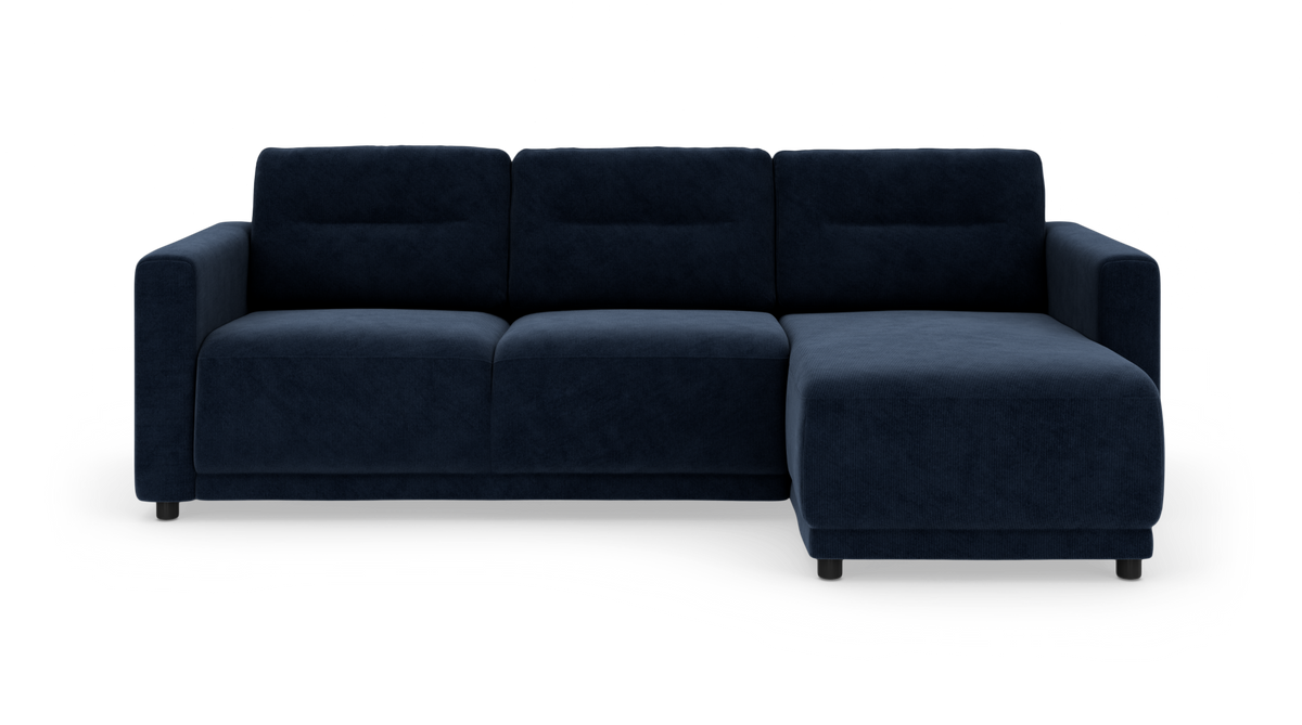 Mørkeblå tresædet sofa med højre chaiselong, isoleret på hvid baggrund.