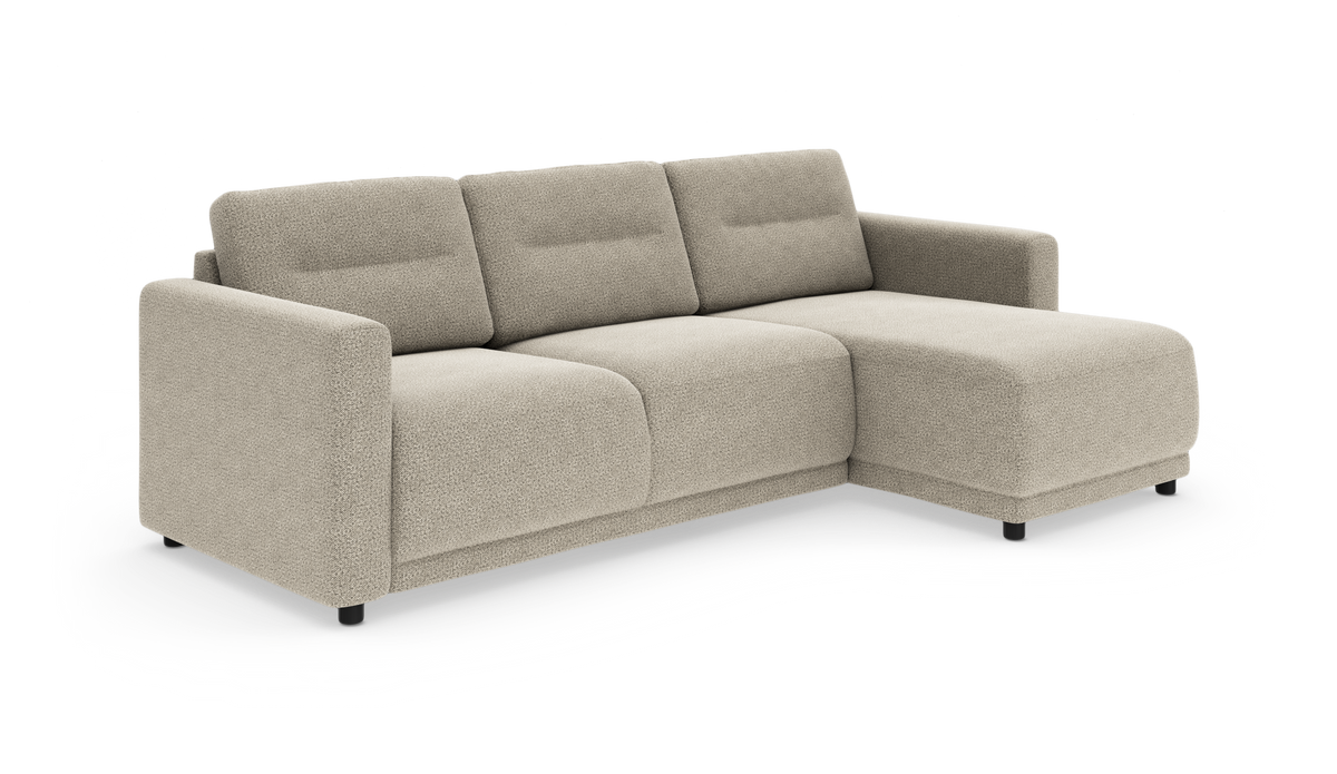 Beige hjørnesofa med chaiselong til højre i moderne stofdesign på hvid baggrund.