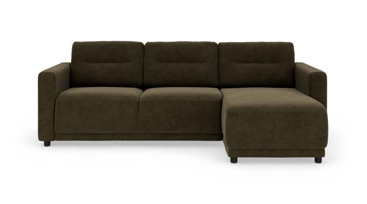 Mørkebrun tresæders sofa med højre chaiselong på hvid studiobaggrund.