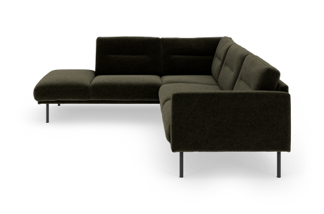 Mørkegrøn hjørnesofa i moderne stil med slanke metalben, fritlagt på hvid baggrund.