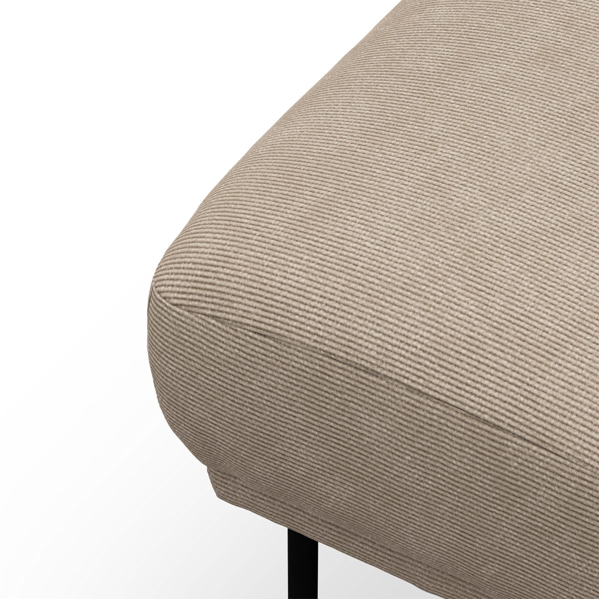 Nærbillede af et beige, rillet stofsæde med afrundet hjørne og sort ben, frilagt på hvid baggrund.