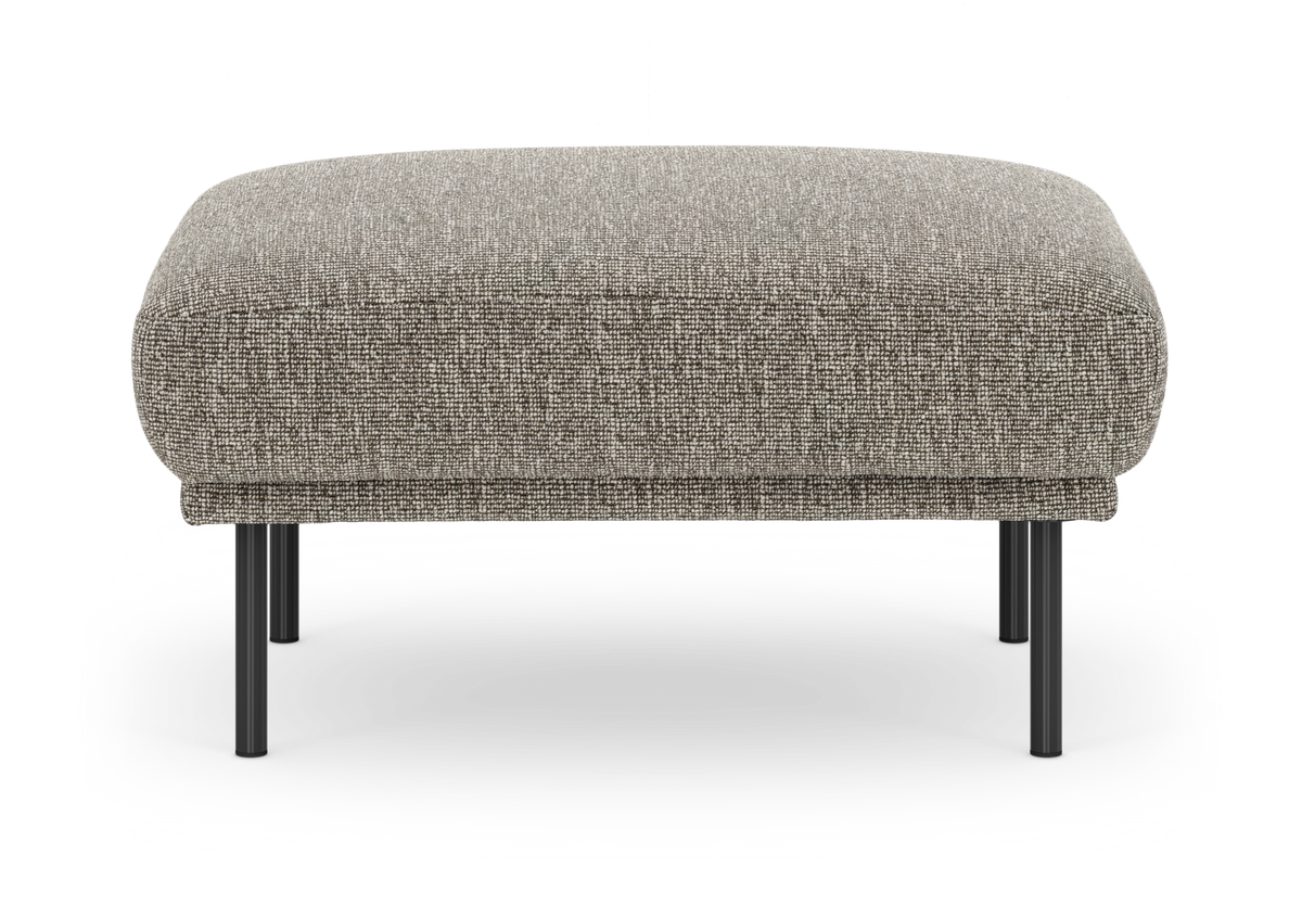 Beige stofbetrukket ottoman med runde sorte metalben, set lige forfra.