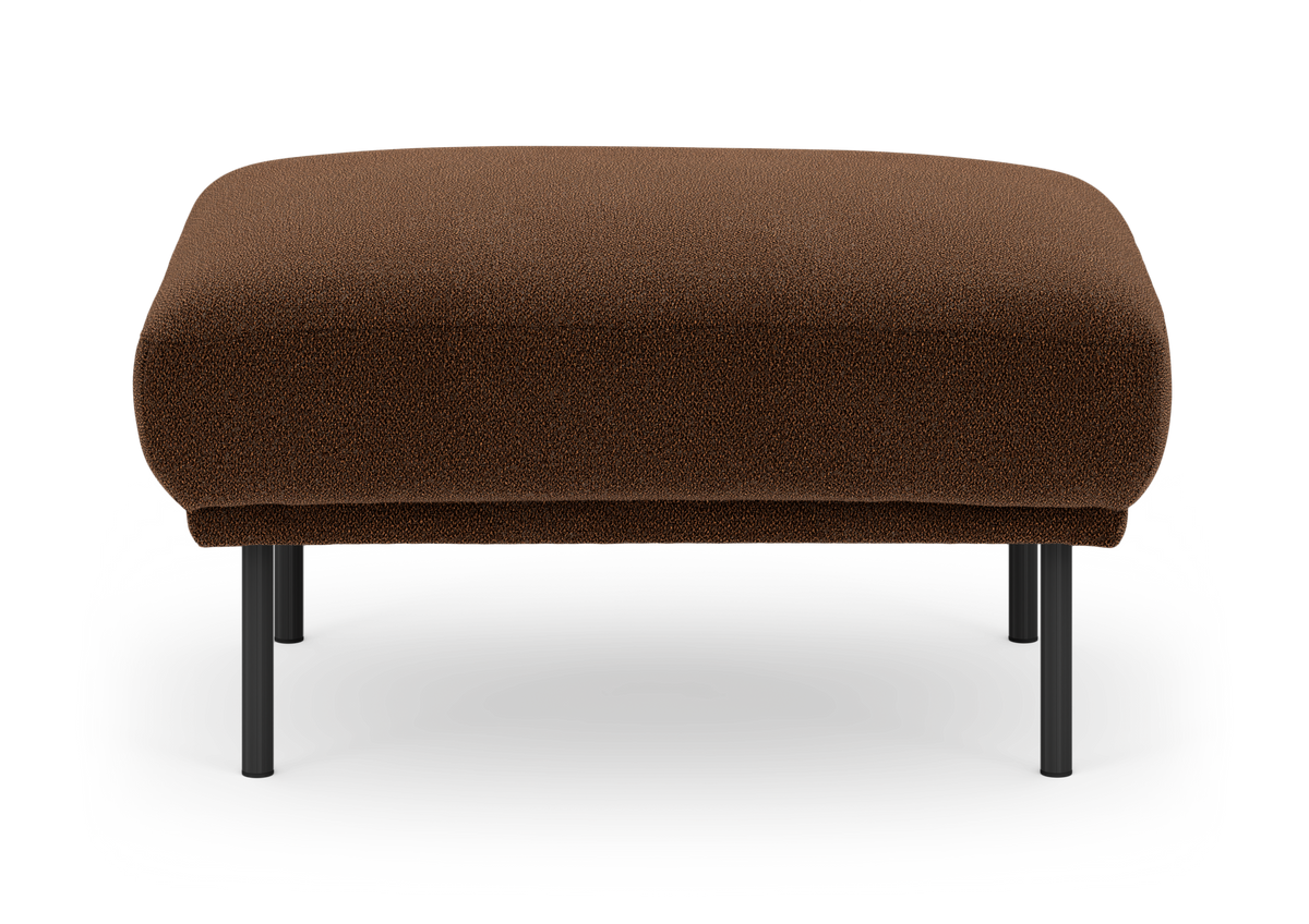 Brun skammel/ottoman med blød, firkantet siddeflade og sorte metalben, fritlagt på hvid baggrund.