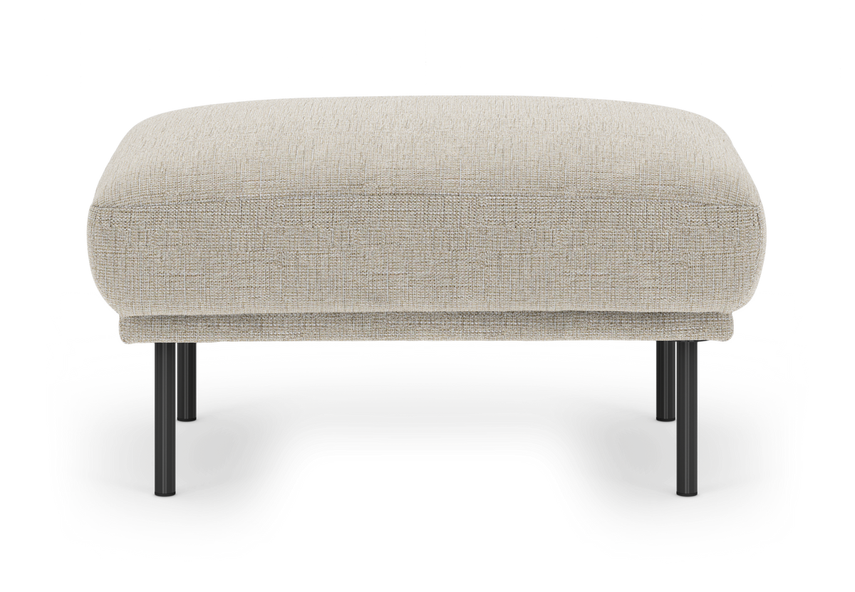 Beige skammel/ottoman i stof med slanke sorte ben, frilagt på hvid baggrund.
