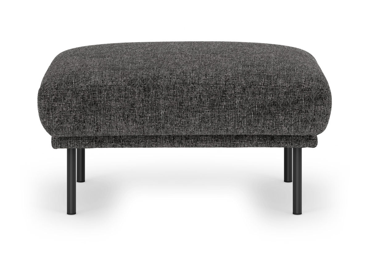 Mørkegrå firkantet ottoman/fodskammel med slanke sorte metalben, frilagt på hvid baggrund.