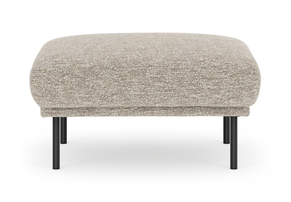 Beige puf/ottoman i tekstil med sorte metalben, frilagt på hvid baggrund.