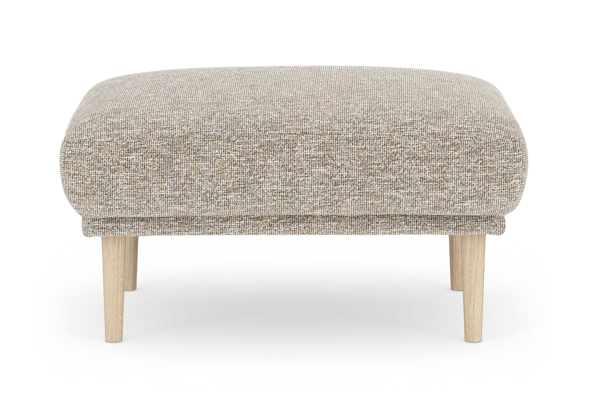 Beige puf/ottoman i stof med lyse træben, set forfra.