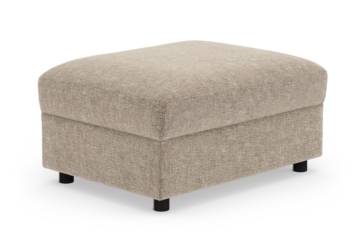Beige stofpuf/ottoman med afrundede hjørner og sorte ben, frilagt på hvid baggrund.