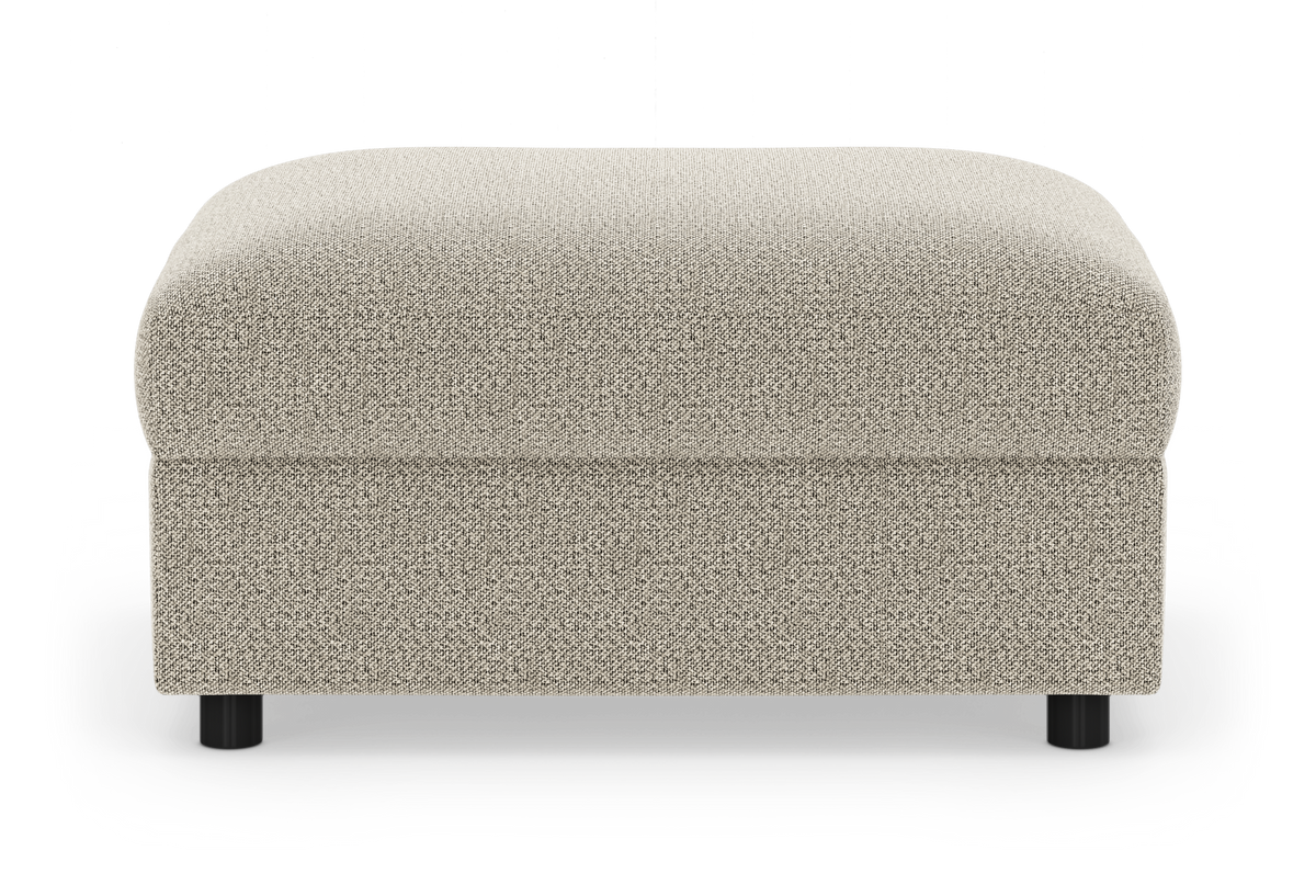 Beige polstret ottoman/puf i stof, frontvisning mod hvid baggrund.