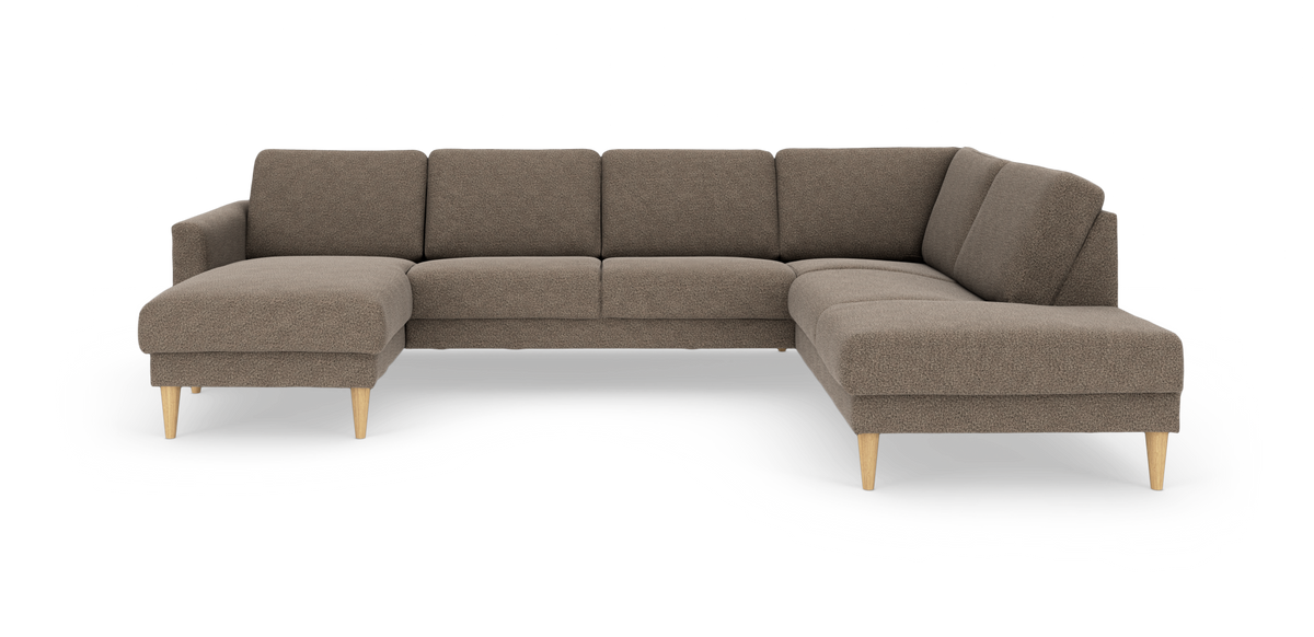 L‑formet brun stofsofa med chaiselong til venstre og lyse træben, frilagt produktbillede.