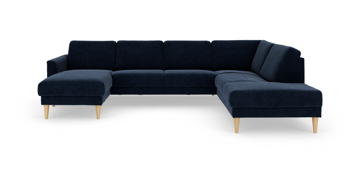 Mørkeblå L‑sofa i stof med venstrevendt chaiselong og lyse træben.