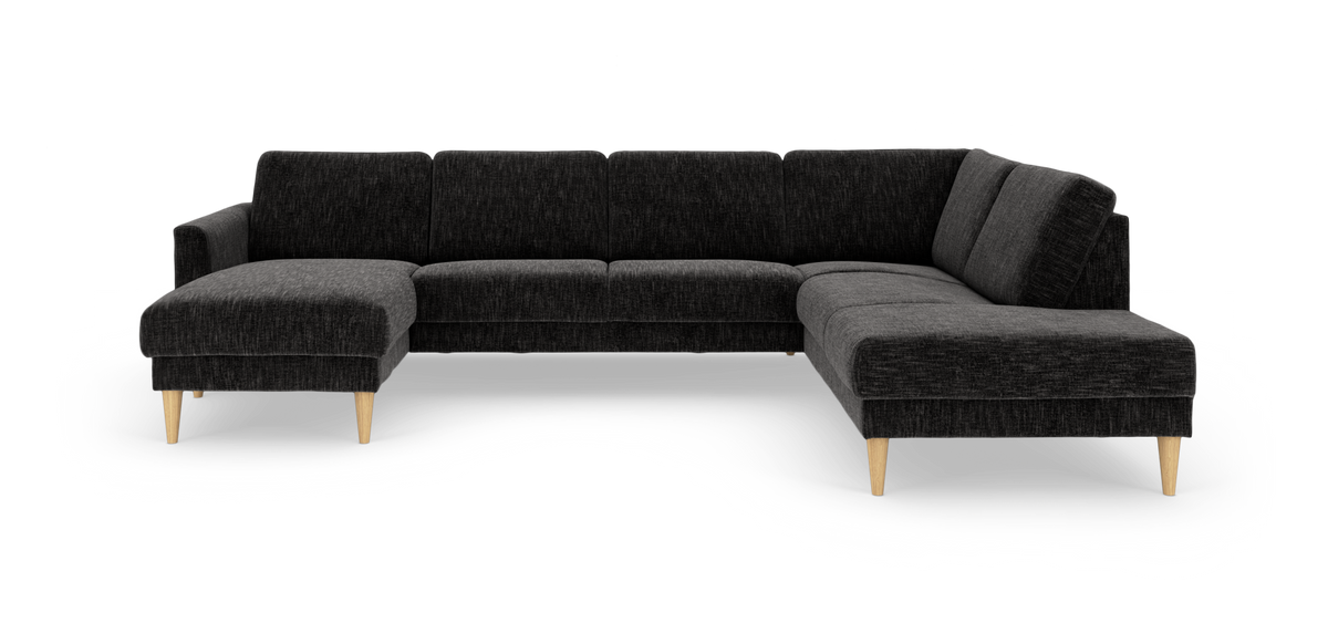 Mørkegrå U‑formet hjørnesofa med chaiselong til venstre og åben afslutning til højre, lyse træben.