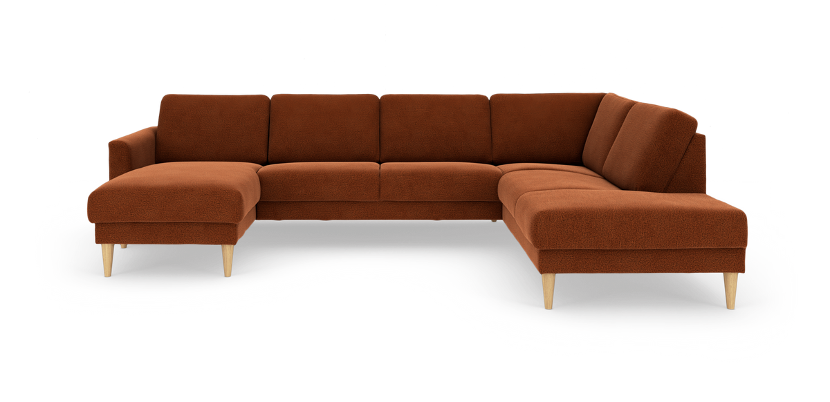 Rustfarvet U-hjørnesofa med chaiselong til venstre og lyse træben på hvid baggrund.