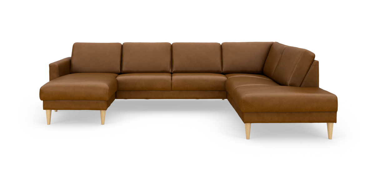 Brun hjørnesofa i læder med chaiselong i begge ender og lyse træben.