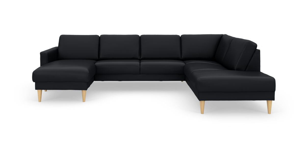 Sort U‑formet hjørnesofa med chaiselong til venstre og divan til højre, lyse træben, fritlagt på hvid baggrund.
