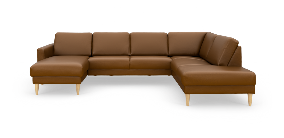 Brun læderhjørnesofa med venstrevendt chaiselong og koniske ben i lyst træ, frilagt på hvid baggrund.