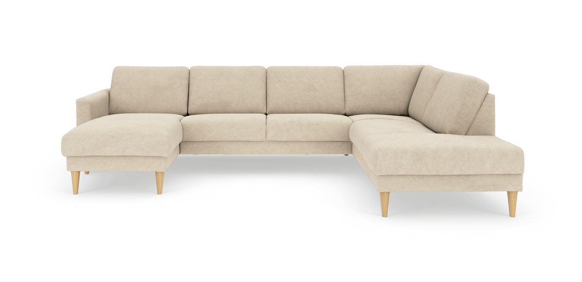 Beige hjørnesofa i stof med chaiselong til venstre og koniske træben, frilagt på hvid baggrund.