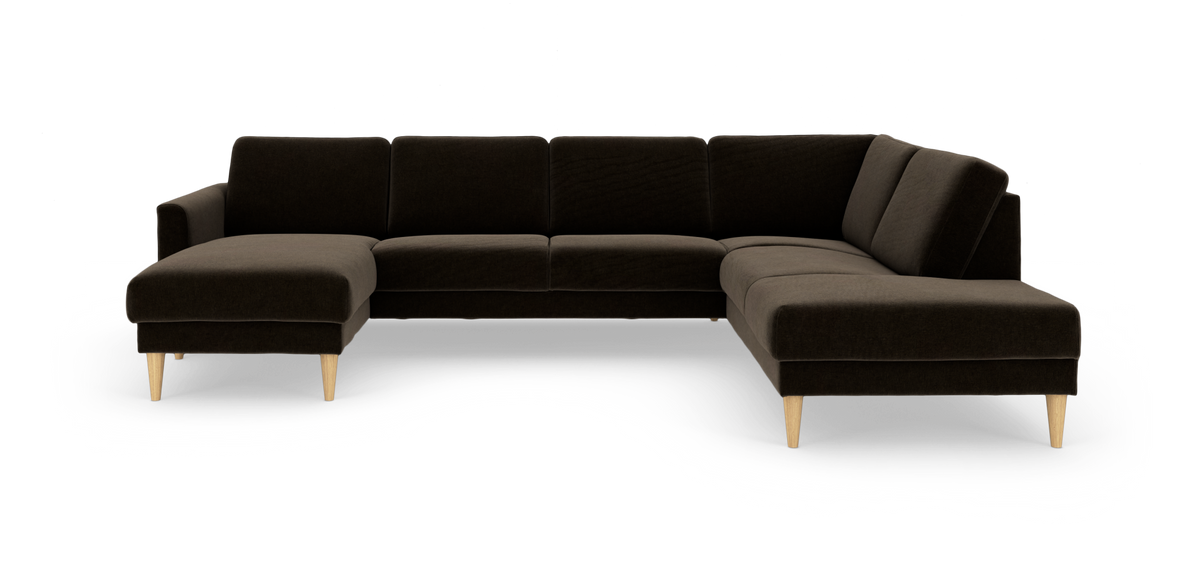 Mørkebrun U-sofa med chaiselong venstre og højre samt hjørnemodul, lyse træben, frilagt på hvid baggrund.