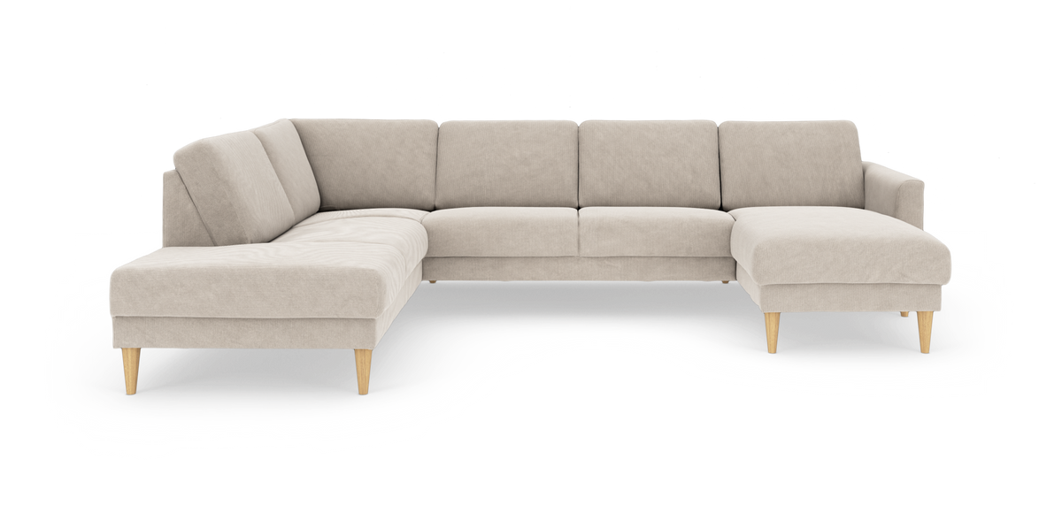 Beige L-formet hjørnesofa med chaiselong til højre og koniske træben, frilagt på hvid baggrund.