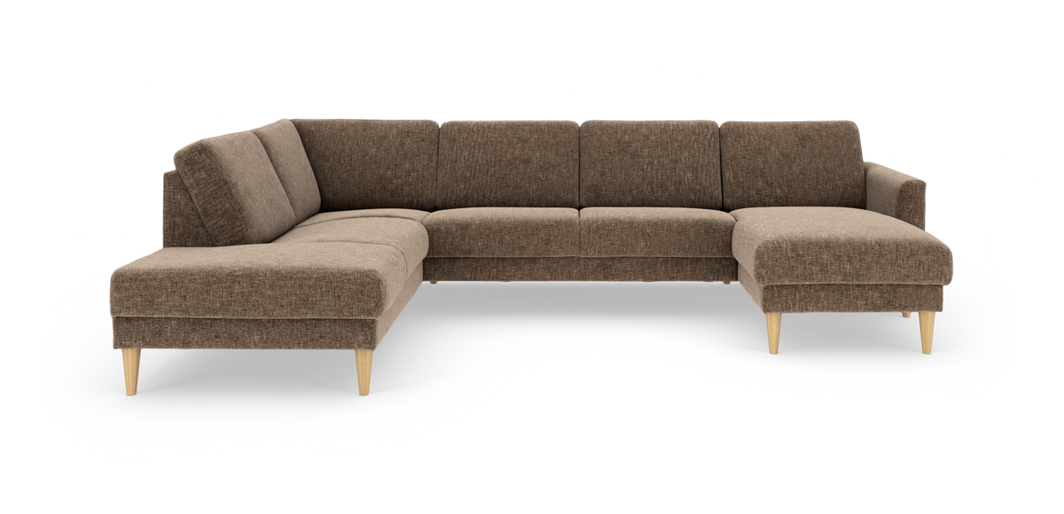 Brun L-formet stofsofa med chaiselong til højre, frilagt på hvid baggrund.