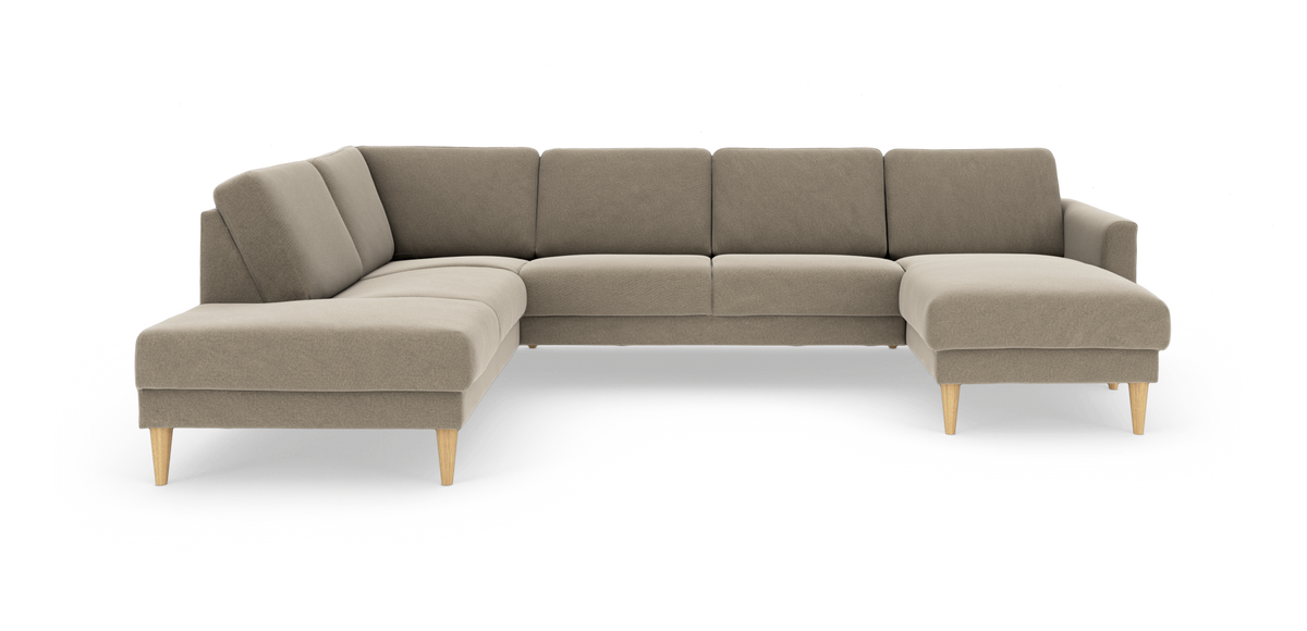 Beige hjørnesofa med chaiselong til højre og åben ende til venstre, slanke koniske ben i lyst træ.