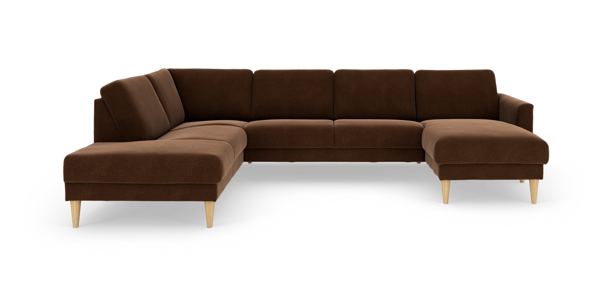 Brun hjørnesofa med chaiselong til højre og lyse træben.