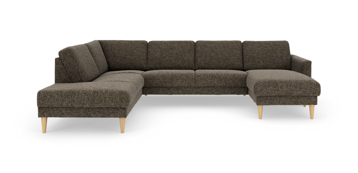 Brun L-formet hjørnesofa med chaiselong til højre og lyse træben, frilagt mod hvid baggrund.