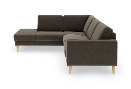 Mørkebrun L‑formet hjørnesofa i stof med venstrevendt chaiselong og lyse træben.