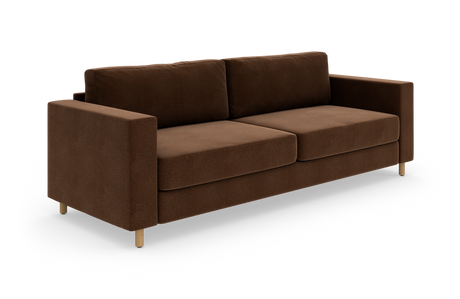 Brun tresæders sofa med lige armlæn og lyse træben, fotograferet i 3/4‑vinkel på hvid baggrund.
