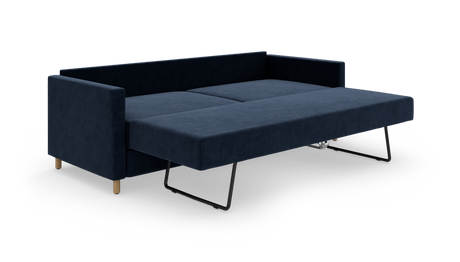 Mørkeblå sovesofa i udfoldet position med lige armlæn og sorte metalben, frilagt på hvid baggrund.