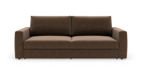 Brun 3-personers sofa med firkantede armlæn og stofbetræk, set forfra mod hvid baggrund.