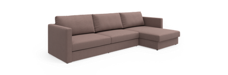 Hjørnesofa med chaiselong til højre i brunbeige tekstil, tre rygpuder og lige armlæn.
