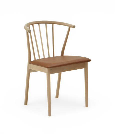 Stol i lyst eg med brun lædersæde og rundet spindelryg, fritlagt mod transparent baggrund.