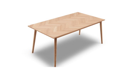 Rektangulært spisebord i lyst egetræ med sildebensmønstret bordplade og slanke runde ben, frilagt på hvid baggrund.