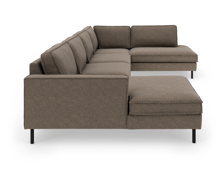 Brun L-formet modulsofa med chaiselong og sorte metalben på hvid baggrund.