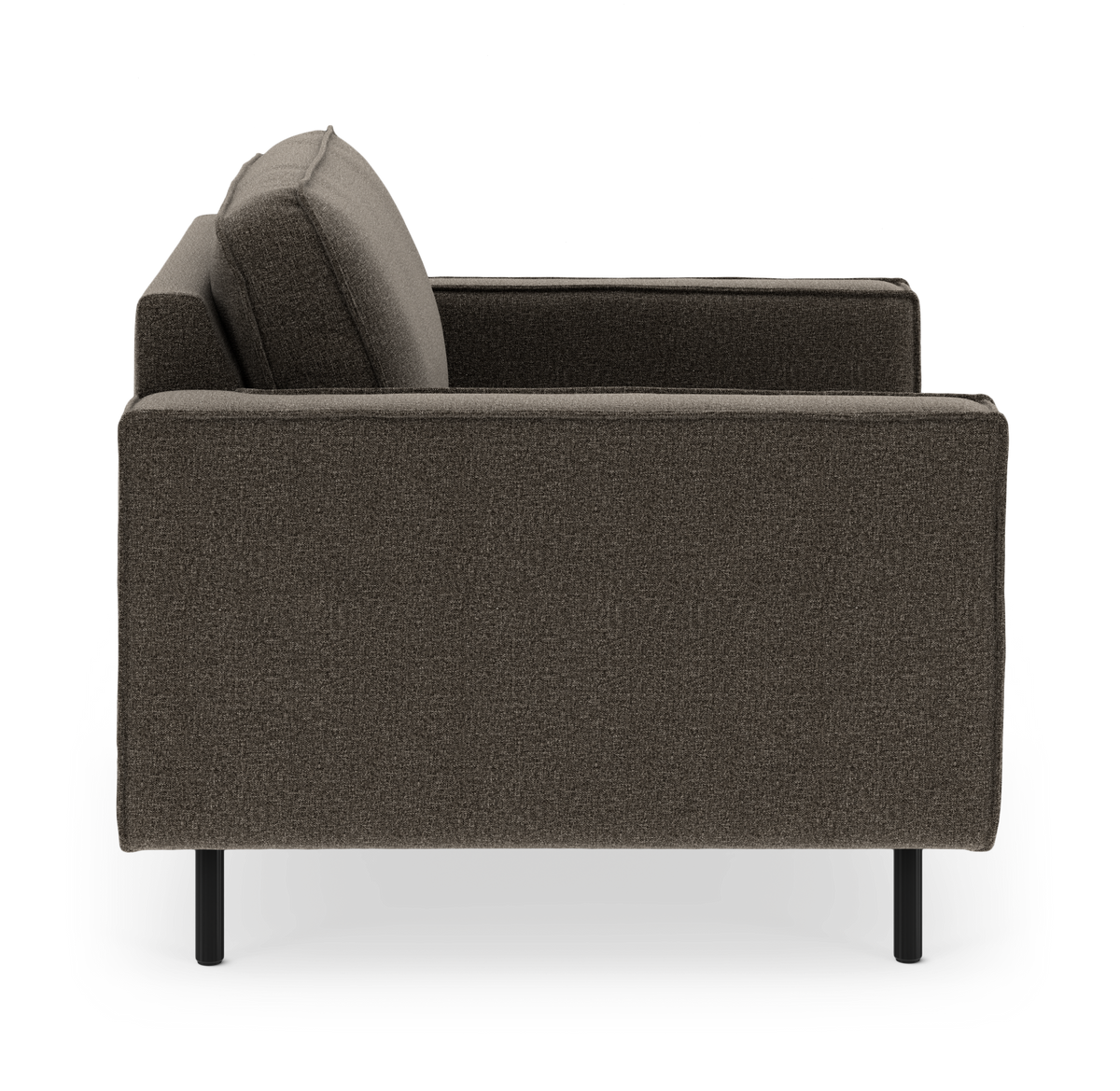 Mørkebrun sofa i sidevisning med lige armlæn og slanke sorte ben.