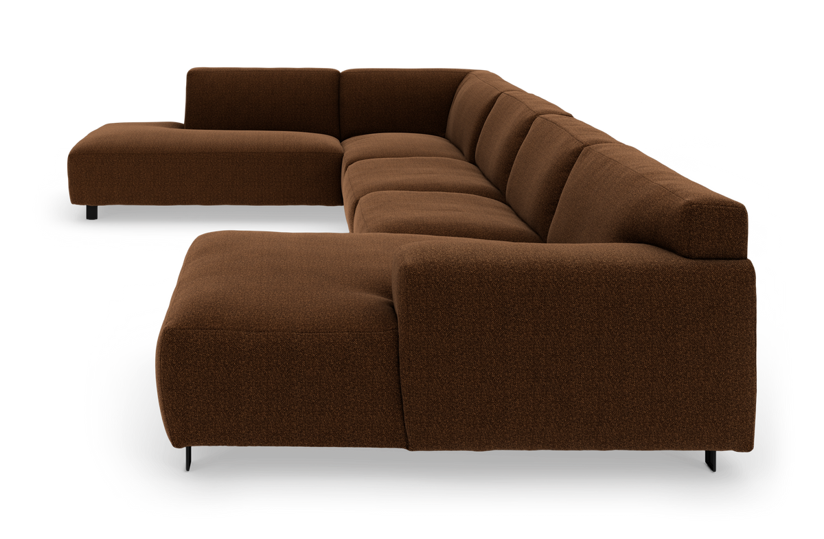 Modulær U-formet hjørnesofa i brun tekstil med lav profil og sorte metalben, fritlagt på hvid baggrund.