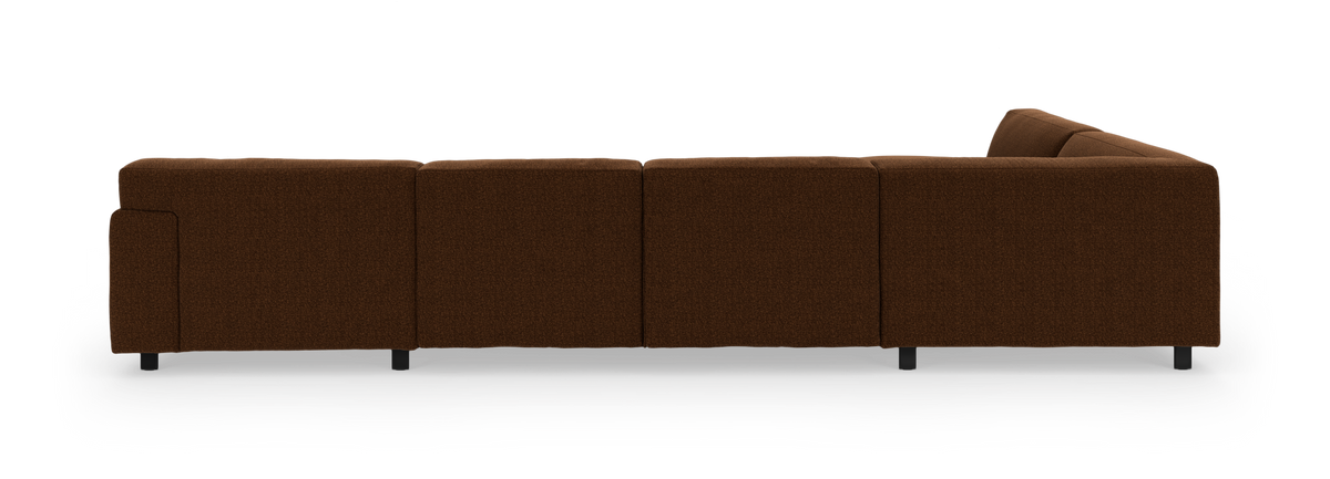 Brun modulsofa i tekstil set fra bagsiden, L‑form med rene linjer i en hvid studiemiljø.