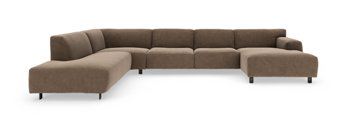 Modulær hjørnesofa i brun fløjl med chaiselong til højre, frilagt på hvid baggrund.