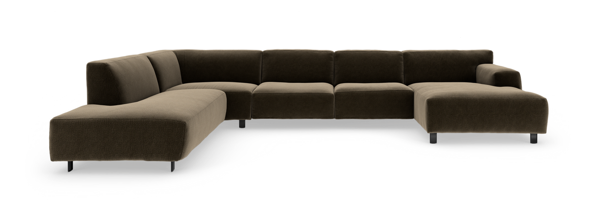 Mørkebrun modulhjørnesofa i stof med chaiselong til højre og metalben, fritlagt på hvid baggrund.