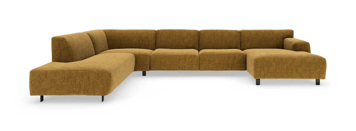 Modulær L‑formet sofa i sennepsgul stof med højre chaiselong og sorte metalben, fritlagt på hvid baggrund.