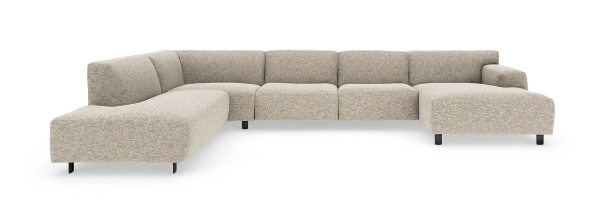 Beige modulsofa i hjørnekonfiguration med chaiselong, frilagt på hvid baggrund.