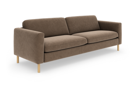 Brun tresæders sofa med runde træben i studieopsætning.