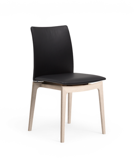 Sort læderstol med lyst egetræsstel, frilagt produktfoto i let vinkel.