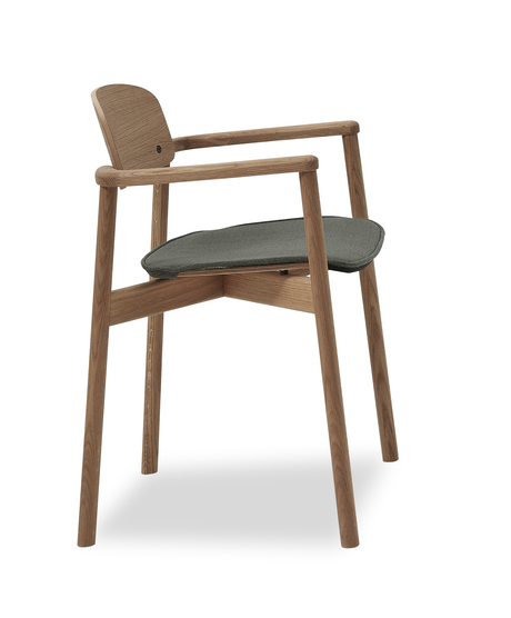 Minimalistisk træstol med armlæn og gråt sæde på hvid baggrund.