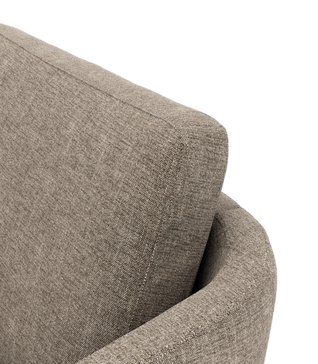 Nærbillede af beige stofsofas rygpude og afrundet armlæn i groft vævet tekstil, fritlagt.