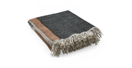 Sammenfoldet plaid med frynser i mørkegrå med beige og rustbrune striber på sort baggrund.