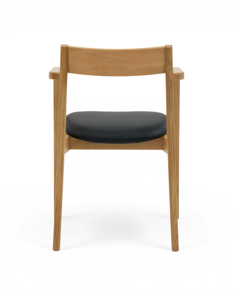 Armlænestol i eg med sort sæde, set forfra på isoleret baggrund.