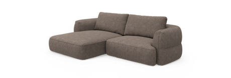Moderne 2-personers sofa med venstre chaiselong i taupefarvet stof, fritlagt mod sort baggrund.