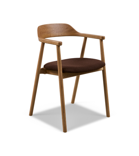 Lyst, moderne stue med grå sofa, runde sorte sofaborde, gulvlampe, vægkunst, reol med dekorationer, grøn plante og lyse gardiner i dagslys.